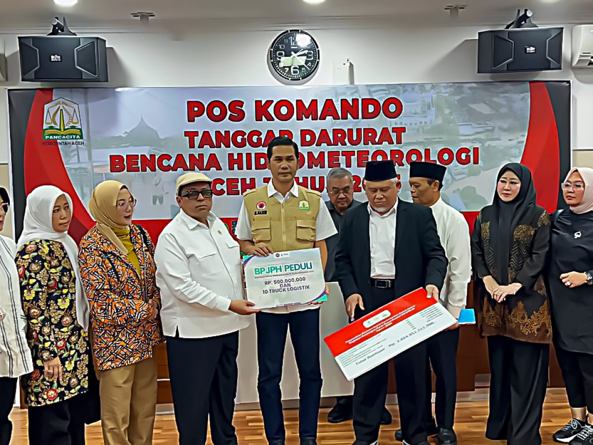 Kepala BPJPH Serahkan Bantuan Kemanusiaan BPJPH Peduli di Aceh