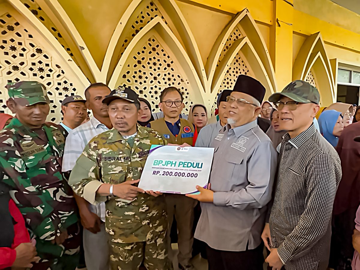 BPJPH Peduli Serahkan Bantuan Bencana Banjir Aceh di Pidie Jaya