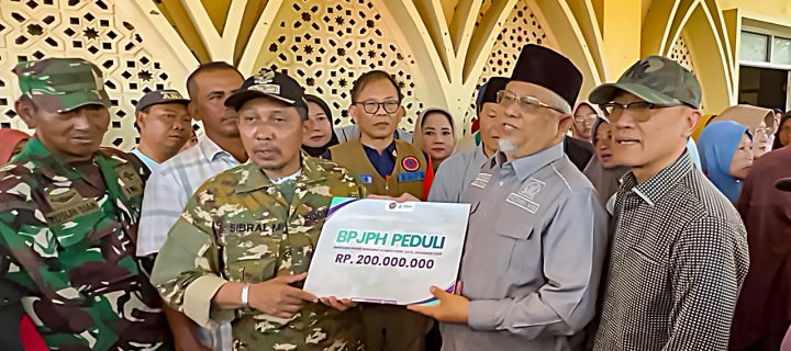 BPJPH Peduli Serahkan Bantuan Bencana Banjir Aceh di Pidie Jaya