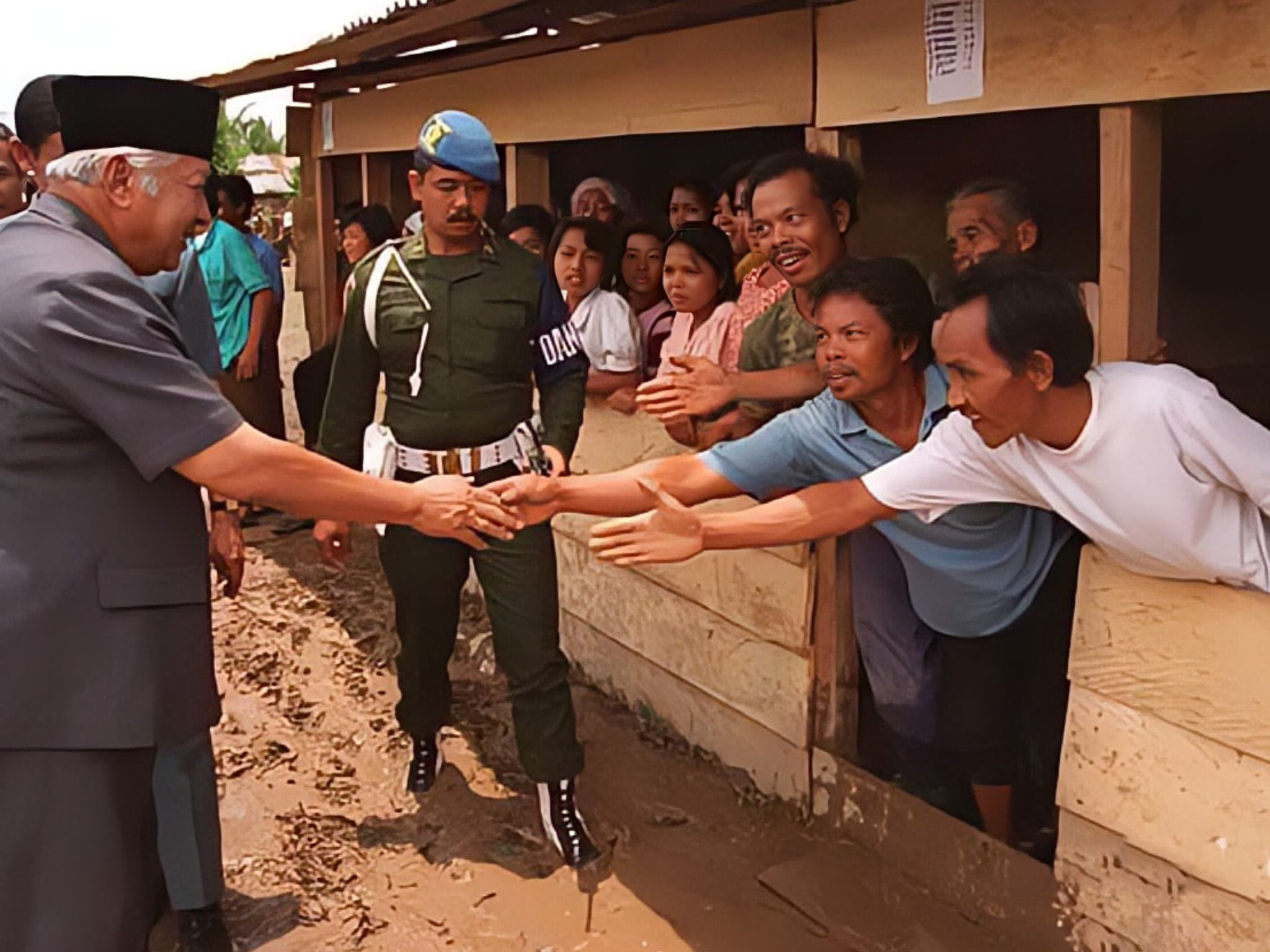 Saat Presiden Soeharto Menyapa Korban Gempa Kerinci 1995: Negara Hadir di Tengah Lumpur dan Duka