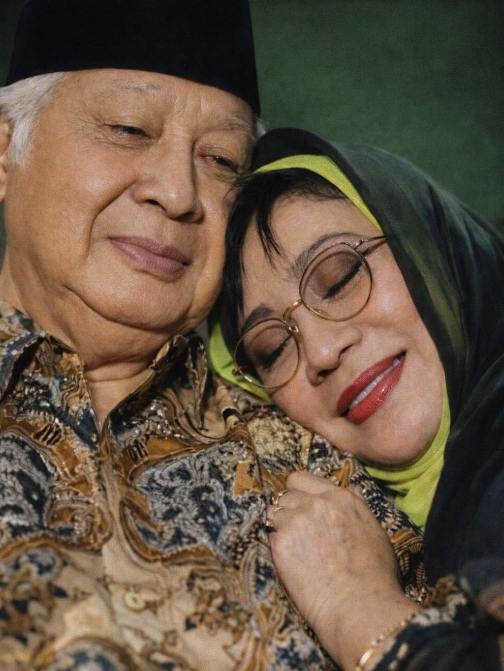 Dalam Senyap, Kasih Itu Berbicara. Potret Hangat Kedekatan Keluarga Antara Presiden Kedua RI Almarhum Soeharto dan Tutut Soeharto yang Viral