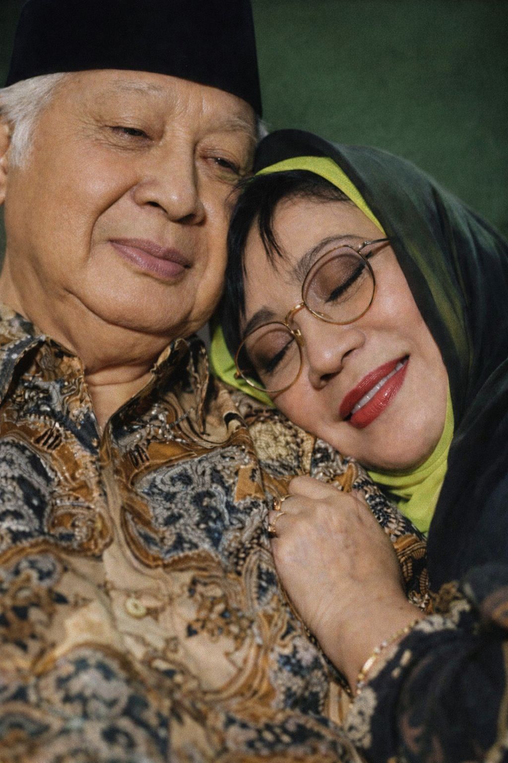 Dalam Senyap, Kasih Itu Berbicara. Potret Hangat Kedekatan Keluarga Antara Presiden Kedua RI Almarhum Soeharto dan Tutut Soeharto yang Viral