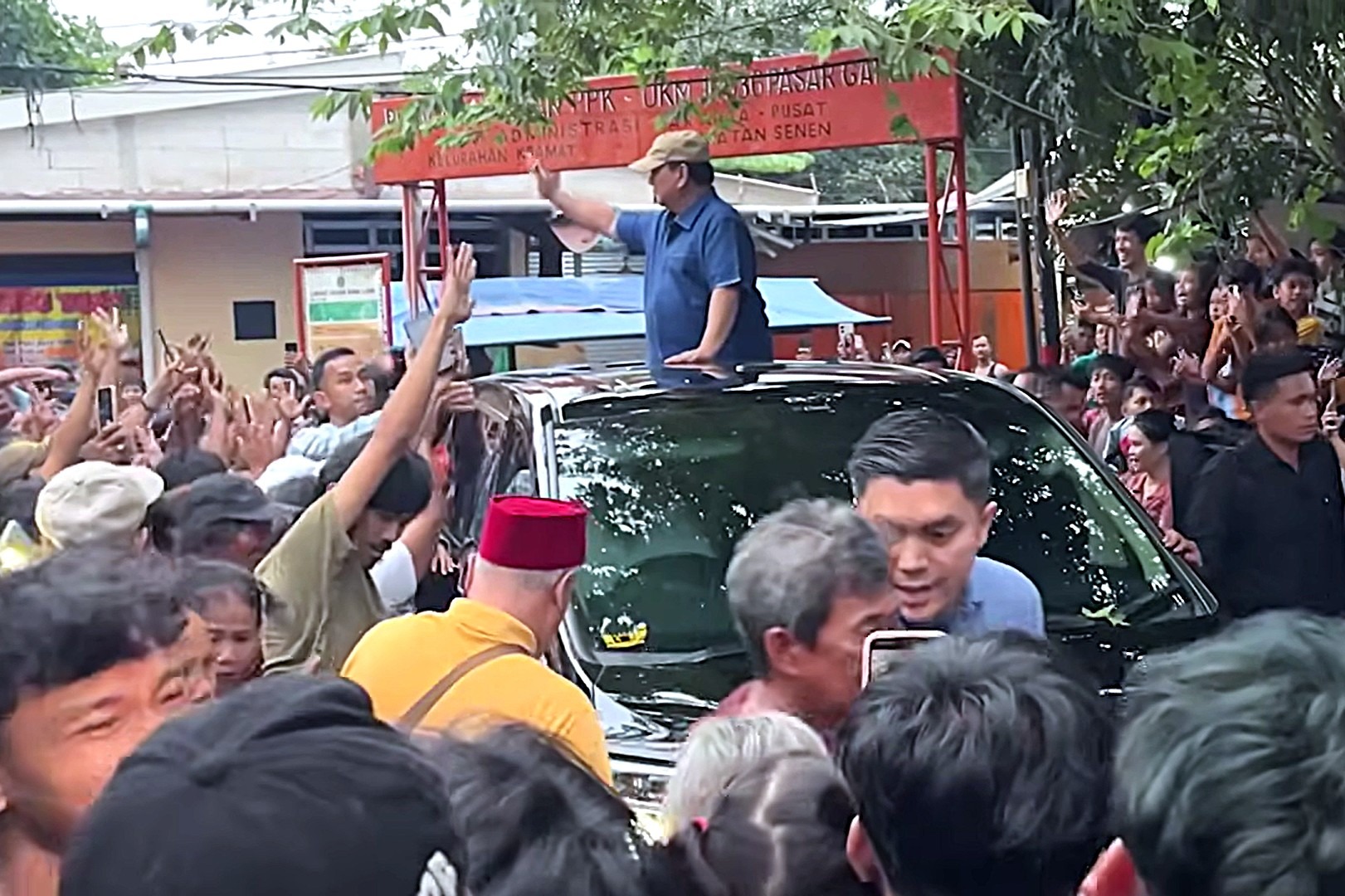 Tanpa Pengawalan Ketat, Prabowo Tiba-Tiba Muncul di Gang Sempit Kramat—Warga Nangis, Tinggalkan Dapur hingga Ngamen!