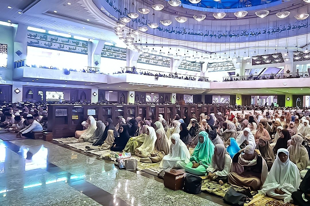 Lautan Jamaah di At-Tin! Momen Hangat Titiek Soeharto Rayakan Idul Fitri Bersama Ribuan Umat