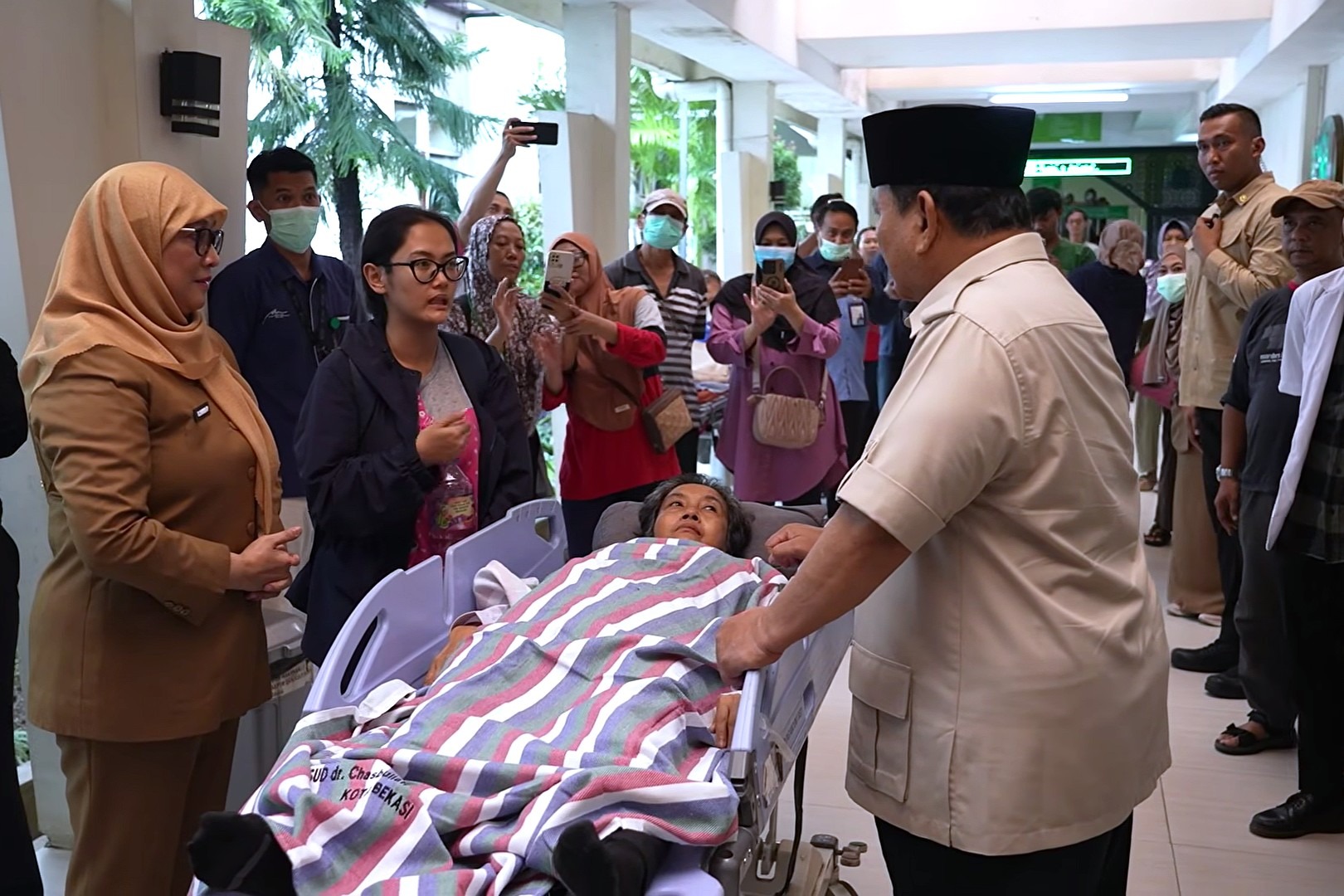 Prabowo Jenguk Korban Tabrakan KA di Bekasi, Korban Tewas Bertambah Jadi 14 Orang