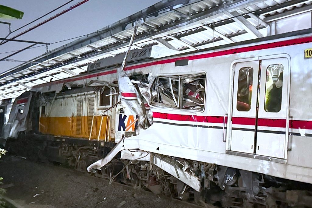 KA Argo Bromo Anggrek Tabrak KRL di Bekasi Timur, Penumpang Panik Berhamburan dan Jalur Lumpuh