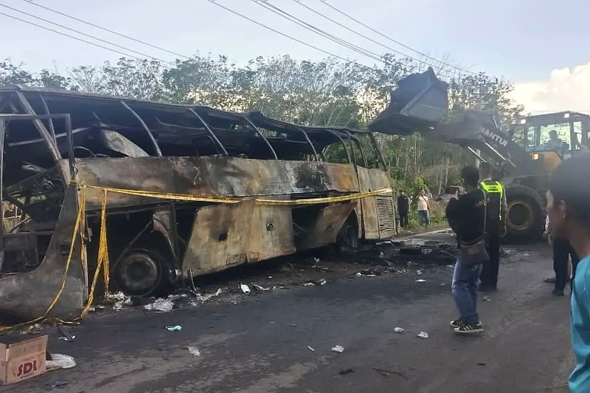 Bus ALS Tabrak Truk Tangki BBM di Musi Rawas Utara, 16 Orang Tewas