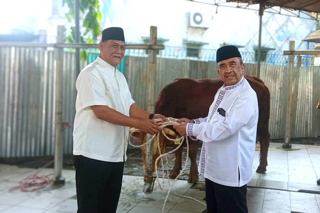 Keluarga Besar Soeharto Kurban 25 Sapi di Masjid Agung At-Tin, 8.000 Paket Daging Dibagikan ke Warga