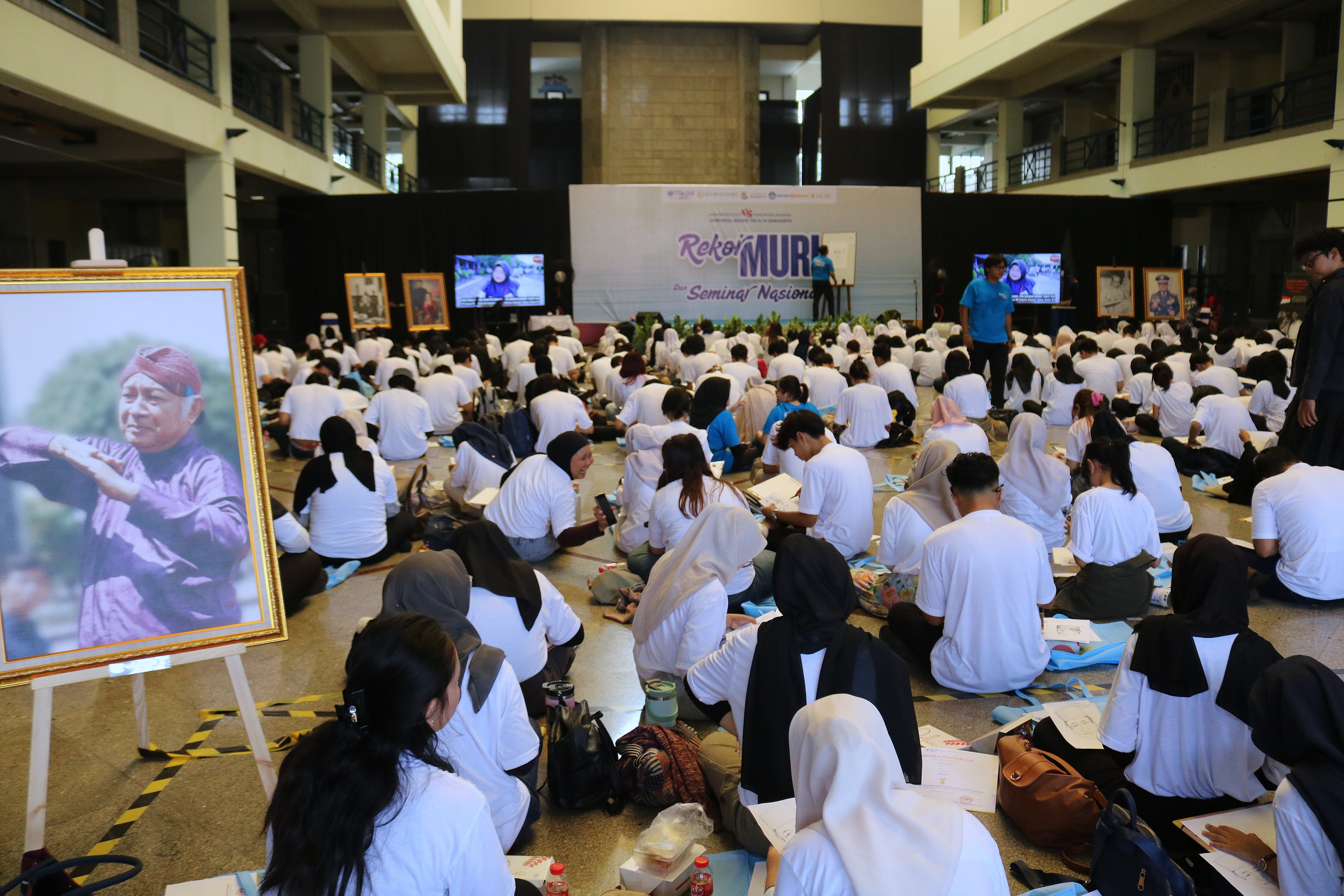 Ribuan Gen Z Antusias Ikuti Lomba Sketsa Wajah Pak Harto, Universitas Trilogi Pecahkan Rekor MURI