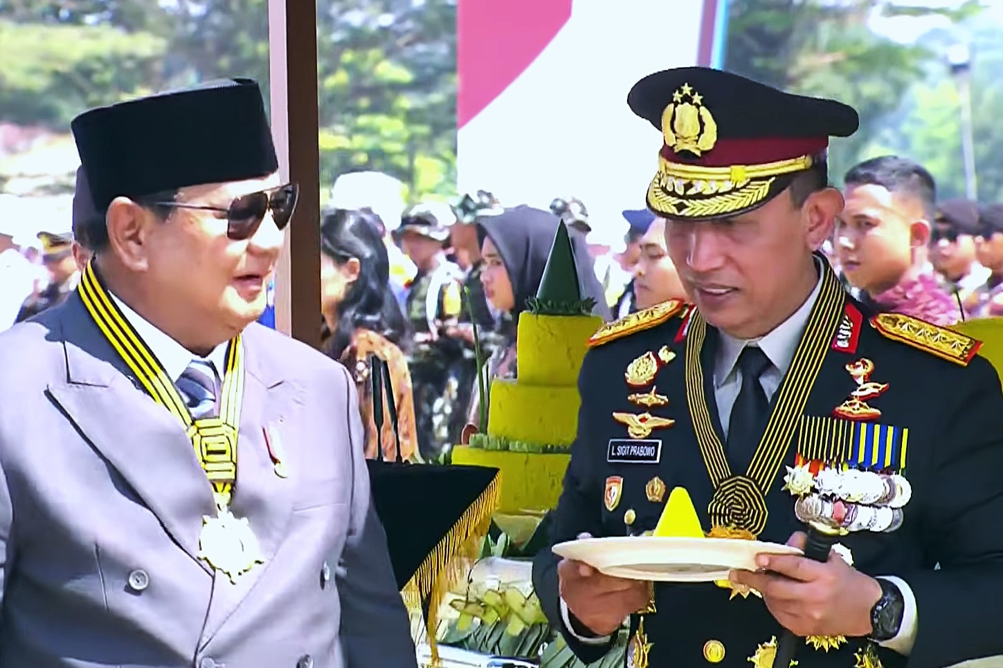Potong Tumpeng HUT Bhayangkara ke-80, Prabowo Serahkan Potongan Pertama kepada Kapolri