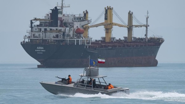 Amerika Kembali Serang Iran dan Selat Hormuz