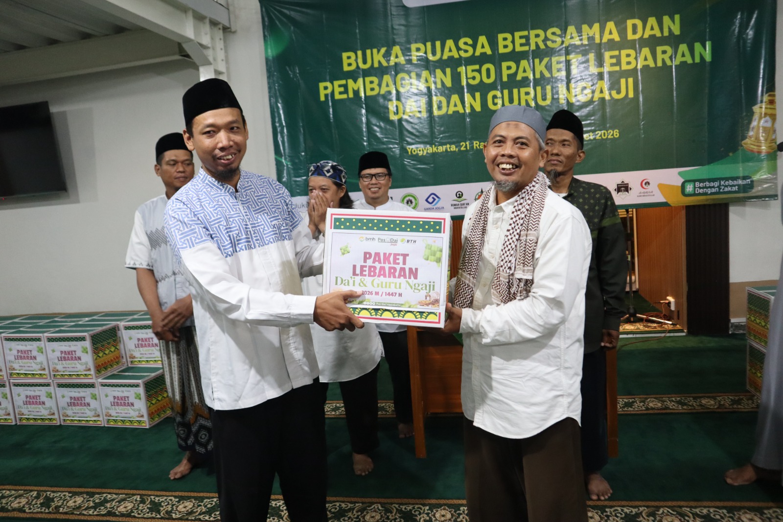 BMH Yogyakarta Bagikan 150 Bingkisan Lebaran untuk Dai dan Guru Ngaji