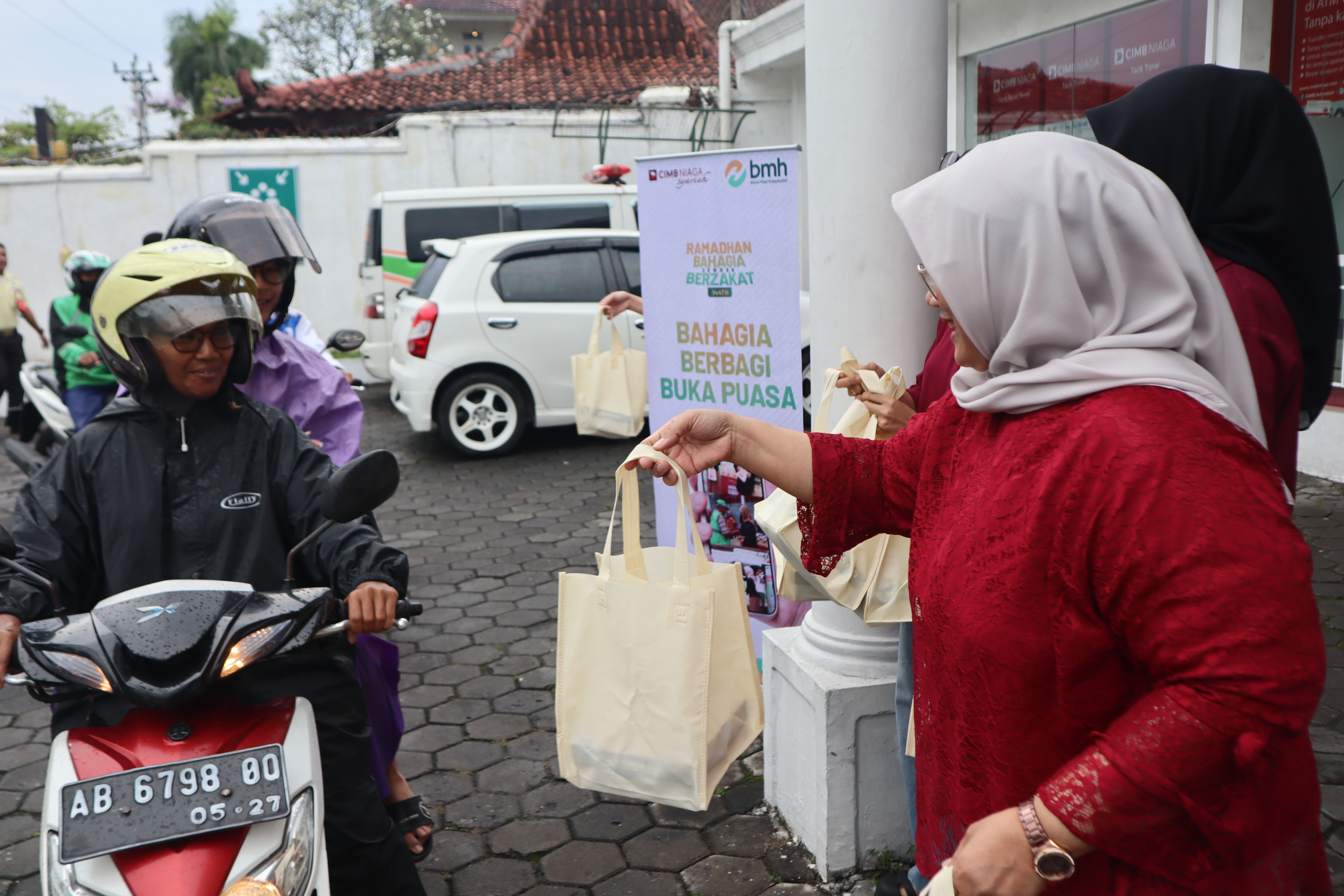 BMH–CIMB Niaga Syariah Berbagi Takjil, Bantu Warga Dhuafa di Tugu Jogja