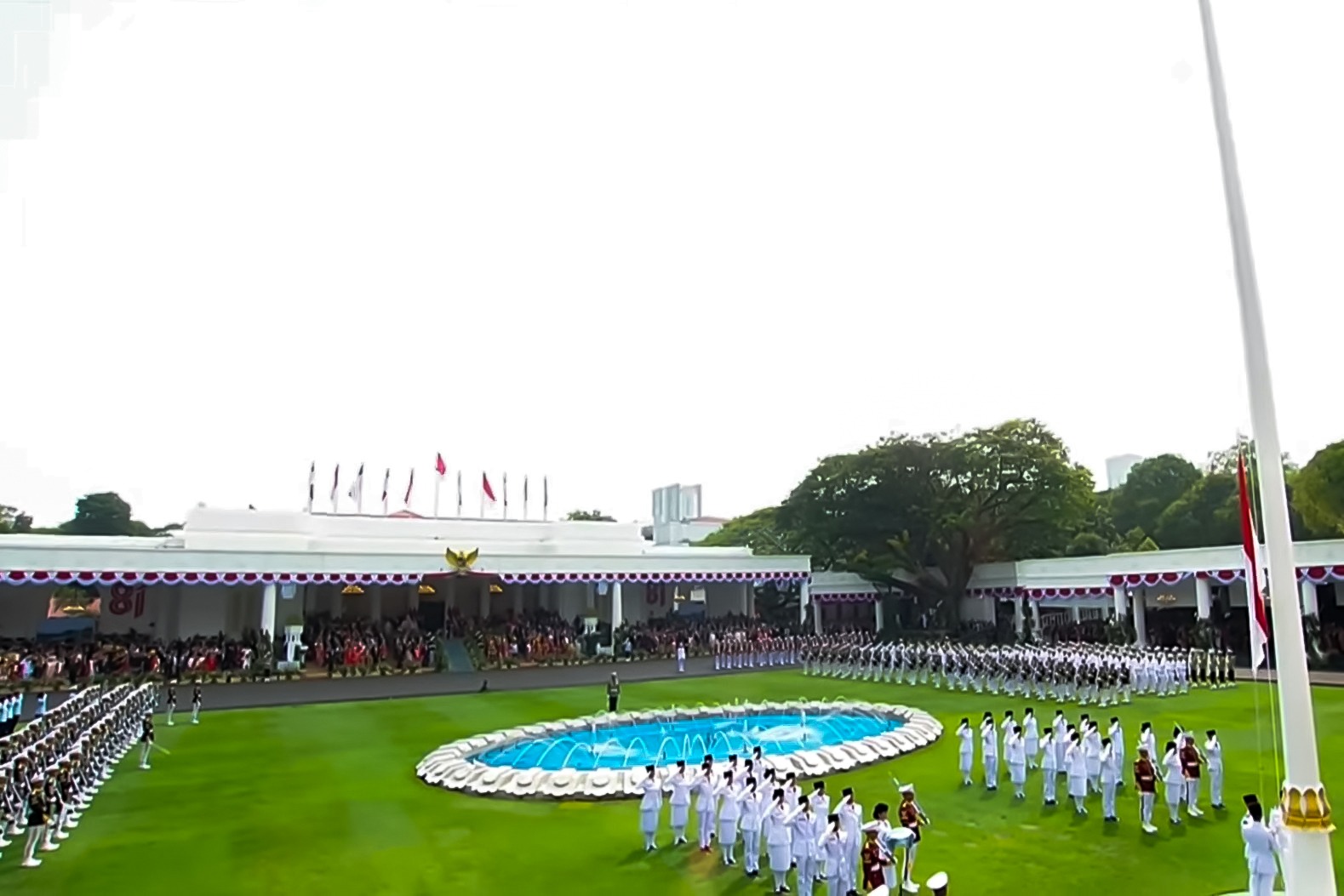 17 Dentuman Meriam, Merah Putih Berkibar: Khidmatnya Detik-Detik Proklamasi di Istana