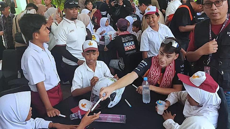 Dari Sirkuit ke Ruang Kelas: Lima Pembalap Dunia Bikin Anak SD Mandalika Berani Bermimpi