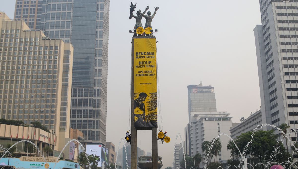 Dua Tahun Prabowo-Gibran Diwarnai Aksi: Mahasiswa 9 Kampus Turun, Greenpeace Panjat Monumen HI