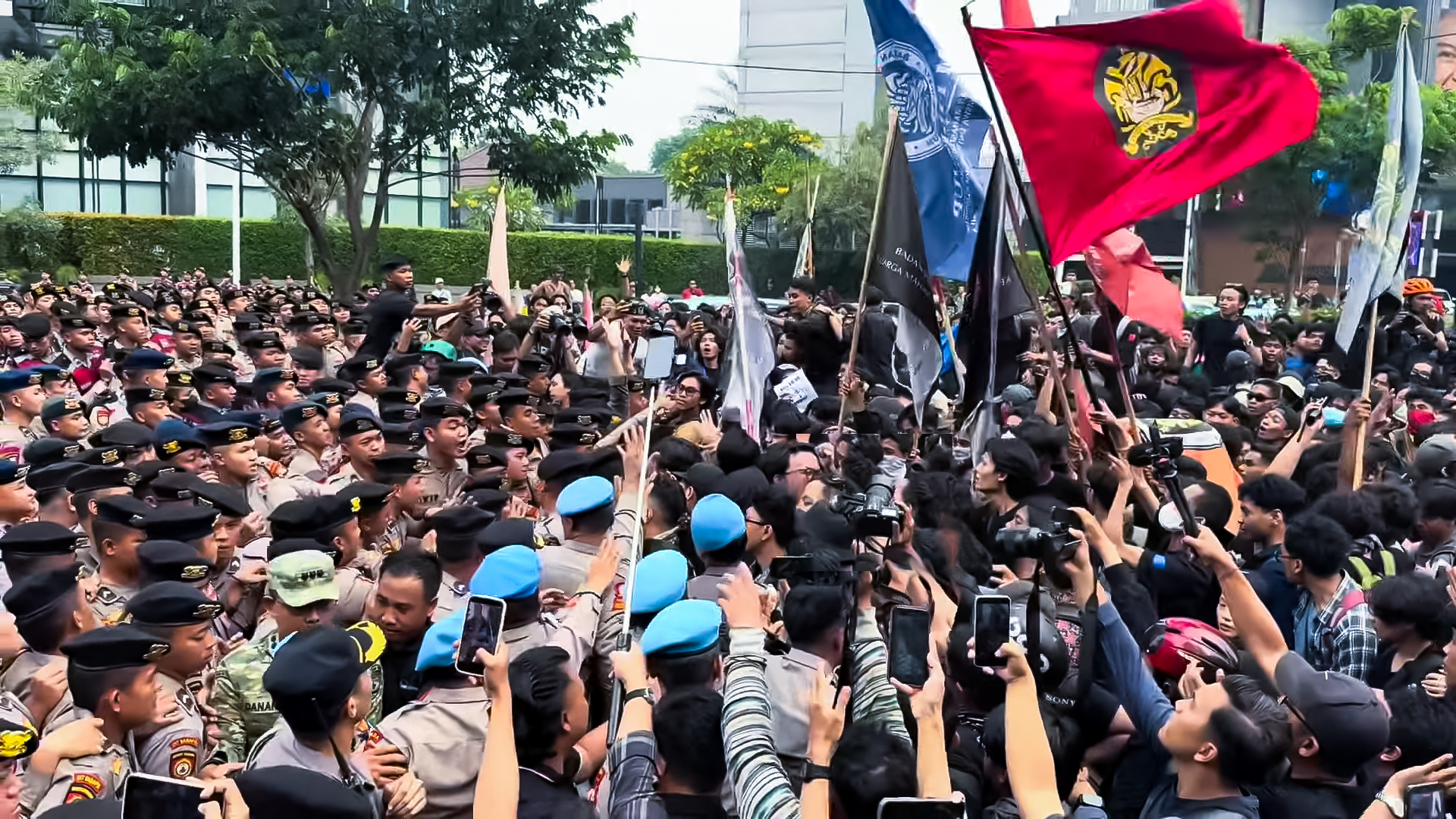 Aksi #IndonesiaSadar di Bundaran HI Memanas, Mahasiswa dan Polisi Sempat Bersitegang
