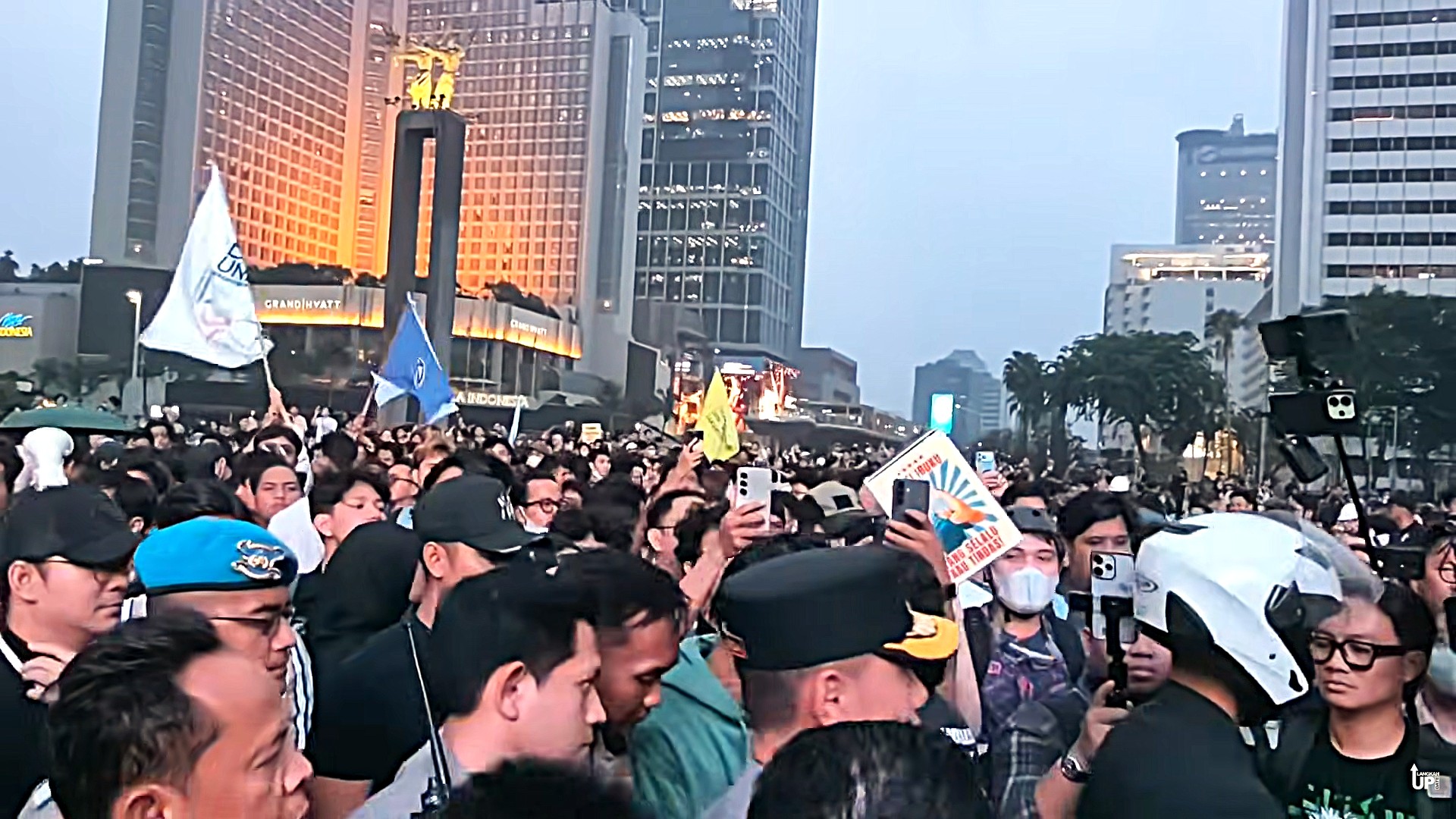 Demo #IndonesiaSadar Sempat Diwarnai Ketegangan, Gas Air Mata Dikerahkan hingga Jalan Bundaran HI Kembali Dibuka